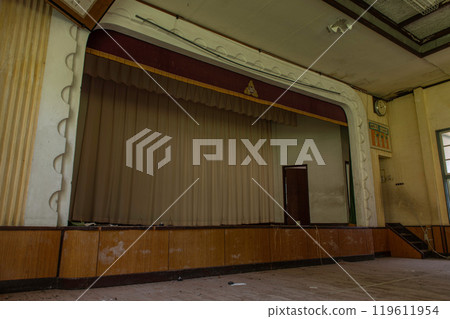 廢棄國小校舍內殘留的體育館廢墟 119611954