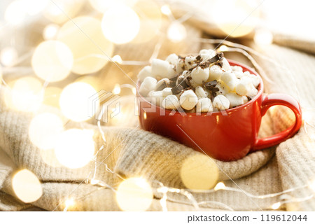 Cocoa and marshmallows in red ceramic cup 119612044