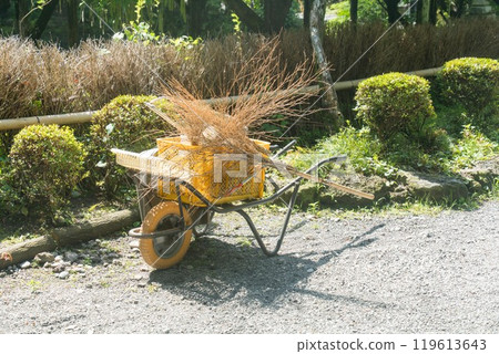 獨輪車裝載清潔工具 獨輪車裝載清潔工具 119613643