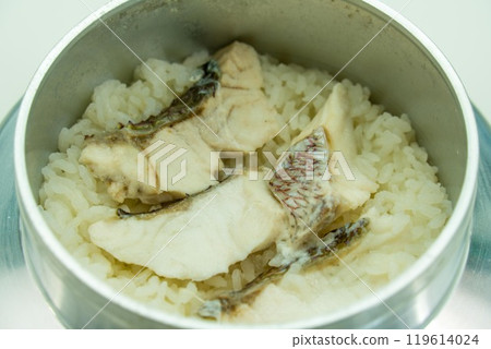 鍋裡煮的鯛魚飯 鍋裡煮的鯛魚飯 119614024