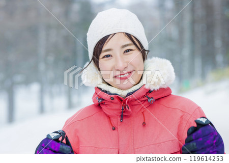 Woman enjoying winter leisure 119614253