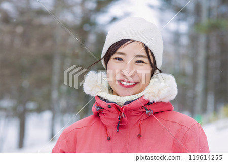 Woman enjoying winter leisure 119614255
