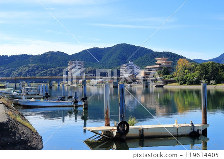 A view of Seta no Karahashi Bridge and the nearby wharf A view of Seta no Karahashi Bridge and the nearby wharf 119614405