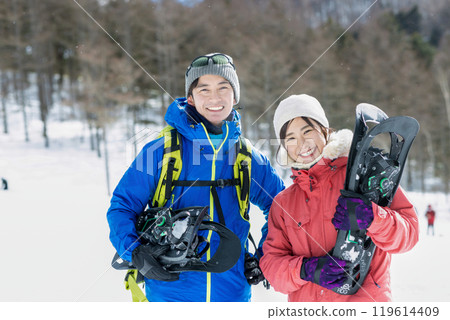 享受雪鞋的夫婦 119614409