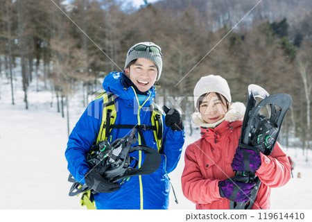Couple enjoying snowshoes 119614410