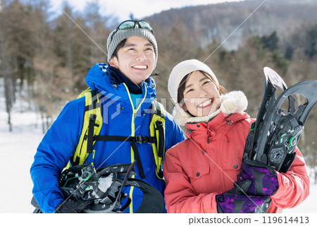Couple enjoying snowshoes 119614413