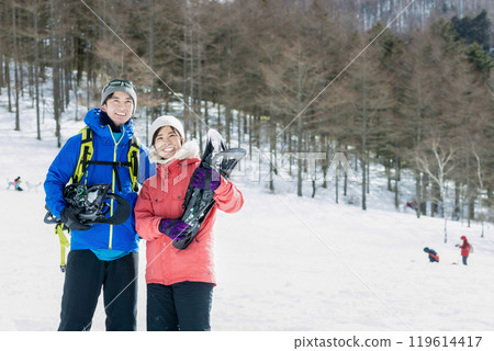 Couple enjoying snowshoes 119614417