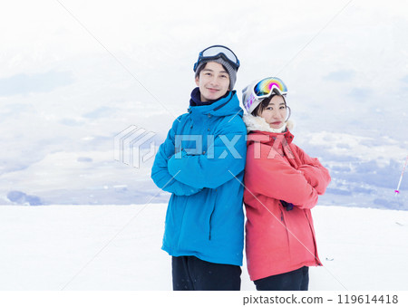 Couple enjoying the snowy mountains 119614418