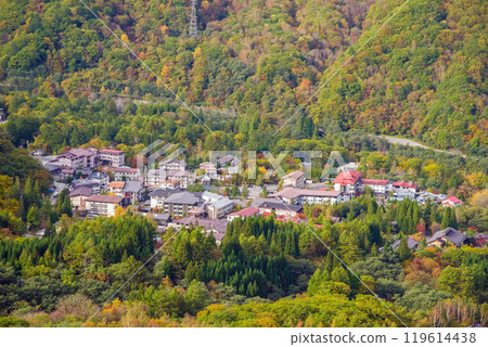 Autumn-colored Hirayu Onsen town (view from the old National Route 158 toward Awa Pass) Autumn-colored Hirayu Onsen town (view from the old National Route 158 toward Awa Pass) 119614438