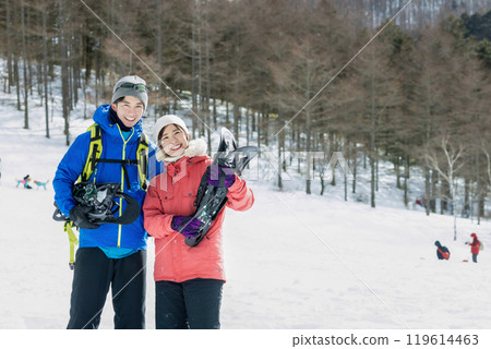 Couple enjoying snowshoes 119614463