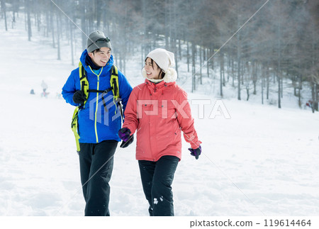 享受雪山的夫婦 119614464