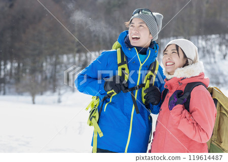 享受雪山的夫婦 119614487