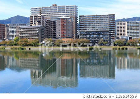 瀨田河倒映的河濱公寓大樓 119614559