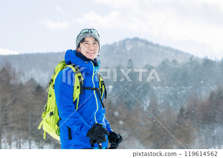 Men enjoying snowshoe 119614562