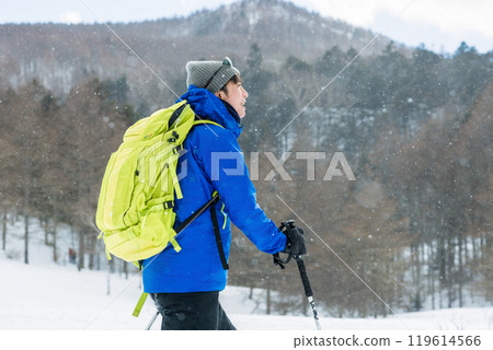 Men enjoying snowshoe 119614566