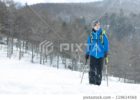 男子享受雪鞋 119614568