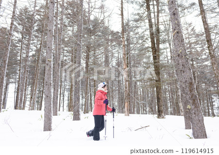 Women enjoying snowshoes Women enjoying snowshoes 119614915