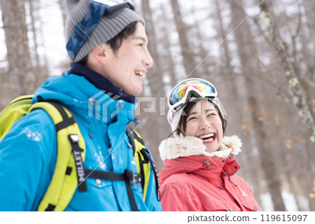 Couple enjoying snowshoes 119615097