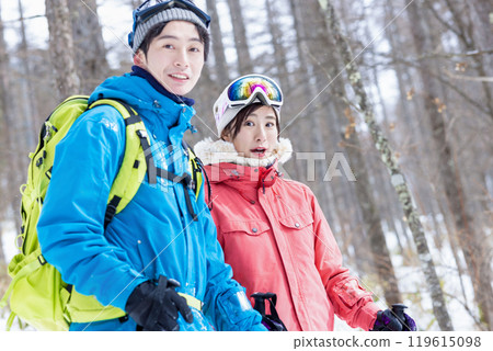 Couple enjoying snowshoes 119615098
