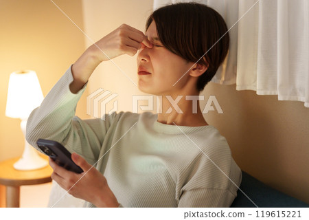智能手機老花眼的女人 智能手機老花眼的女人 119615221