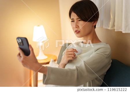 智能手機老花眼的女人 智能手機老花眼的女人 119615222