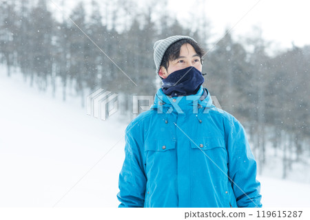 一個人站在雪山上 一個人站在雪山上 119615287