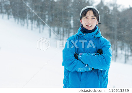 一個人站在雪山上 一個人站在雪山上 119615289