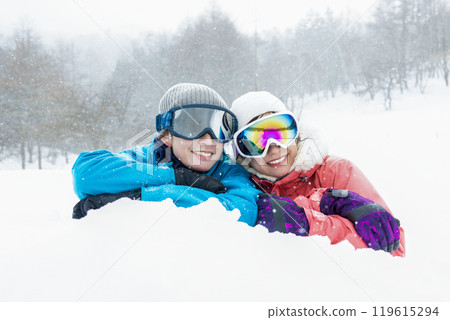 Couple enjoying winter mountain 119615294