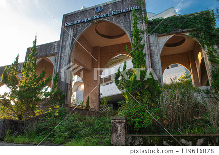 The main entrance of an abandoned resort hotel 119616078
