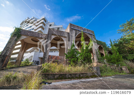 一間廢棄度假飯店的主入口 119616079