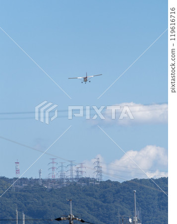 一架輕型飛機準備降落在姚場 一架輕型飛機準備降落在姚場 119616716
