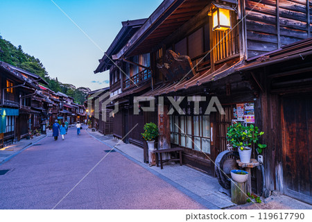 [Nagano Prefecture] The old-fashioned townscape of Narai-juku as the sun sets 119617790