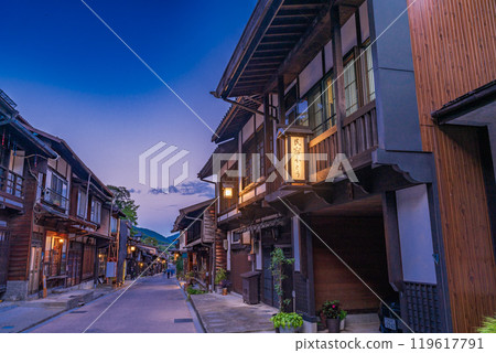 [Nagano Prefecture] The old-fashioned townscape of Narai-juku as the sun sets 119617791