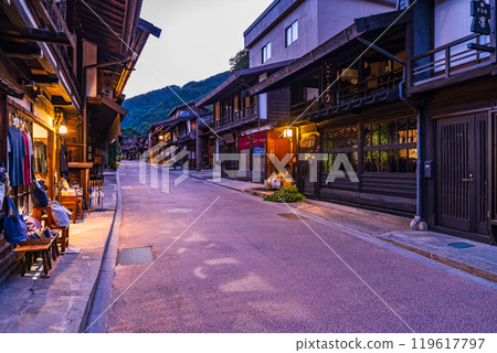 【長野縣】夕陽西下的奈良井宿的老式街道 119617797