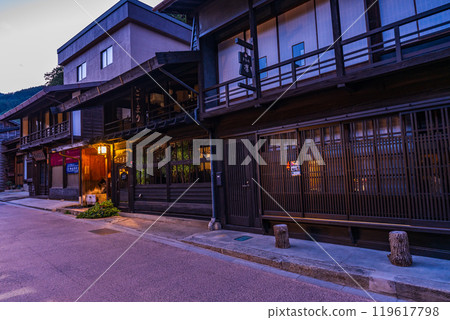 [Nagano Prefecture] The old-fashioned townscape of Narai-juku as the sun sets 119617798