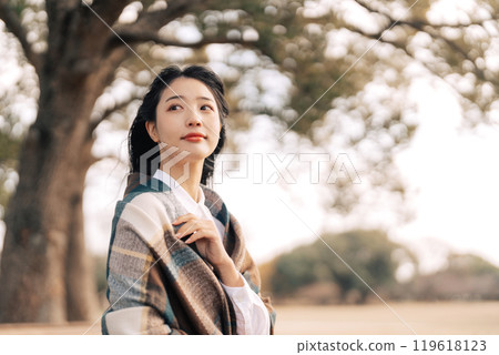 A woman stalling 119618123