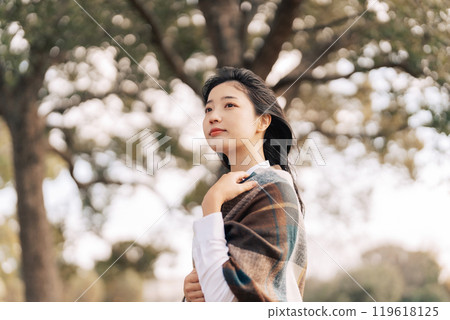 A woman stalling 119618125