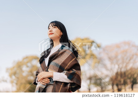 A woman stalling 119618127