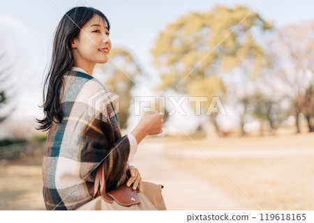 冬天出門的女人 119618165