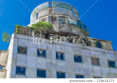 一家年久失修的廢棄酒店的外觀 119618173