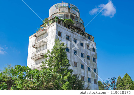 The exterior of an abandoned, dilapidated hotel 119618175