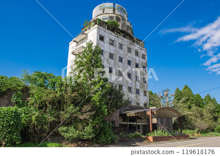 一家年久失修的廢棄酒店的外觀 119618176