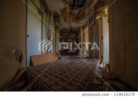 年久失修的廢棄飯店的走廊 119618179