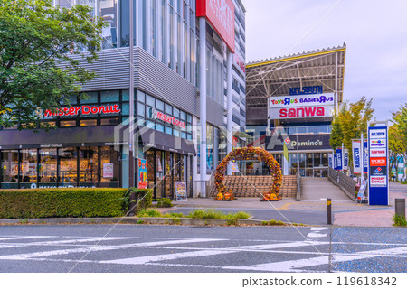 日本橫濱市容地鐵中心南站前的商店街景觀=10月25日 日本橫濱市容地鐵中心南站前的商店街景觀=10月25日 119618342