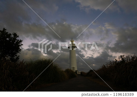 在日出和秋天天空的燈塔 在日出和秋天天空的燈塔 119618389