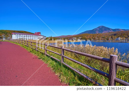 Autumn scenery from the west shore of Lake Shirakaba in Nagano Prefecture (Mt. Tateshina, resort hotels, etc.) 119618422