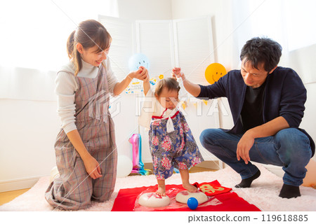 一家人正在慶祝 1 歲男孩 Isshomochi 的生日 119618885