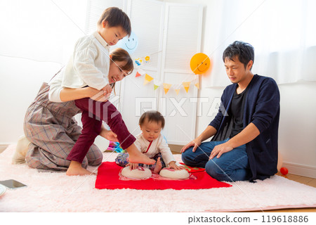 一家人正在慶祝 1 歲男孩 Isshomochi 的生日 119618886