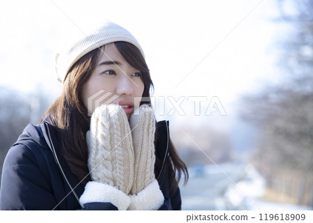 一個女人在寒冷的日子裡戴著手套 一個女人在寒冷的日子裡戴著手套 119618909