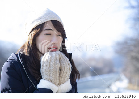 一個女人在寒冷的日子裡戴著手套 一個女人在寒冷的日子裡戴著手套 119618910